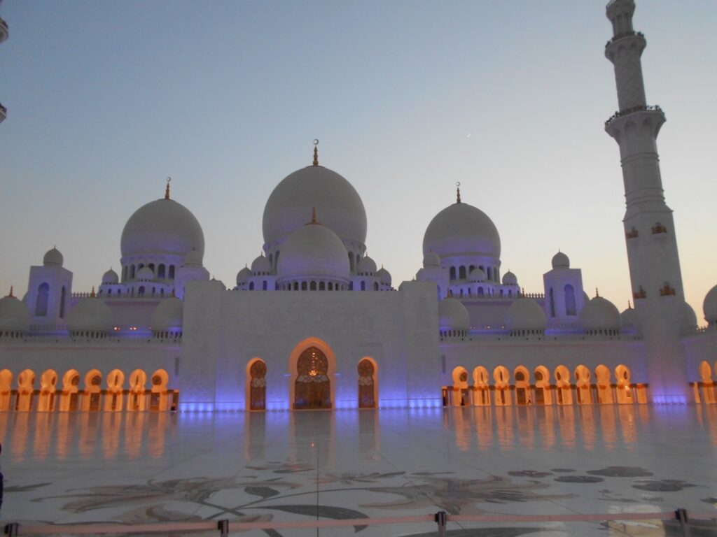 アブダビの観光スポット シェイクザイードグランドモスク